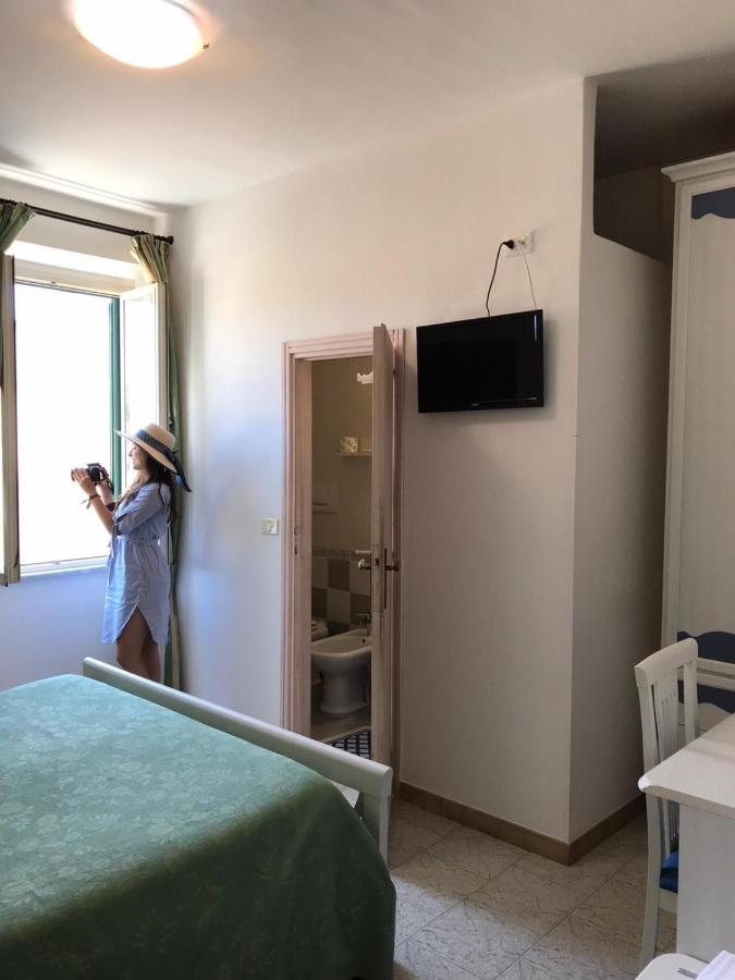 Hotel La Barcarola Марина-ди-Кампо Экстерьер фото